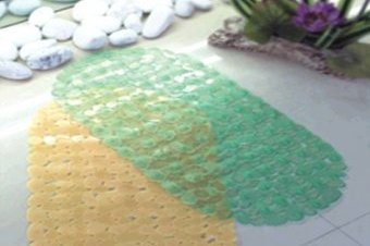 Полупрозрачные резиновые коврики с блестящей поверхностью дополняют